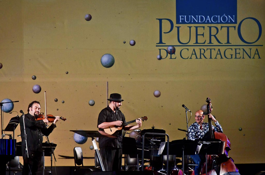 Un hermoso espectáculo se vivió en el concierto “Cánones para satélite y mar” del Cartagena Festival Internacional de Música en la Sociedad Portuaria. Los jóvenes de la Orquesta Sinfónica de Cartagena vivieron un nuevo sueño tras el apoyo constante de la Fundación Puerto de Cartagena